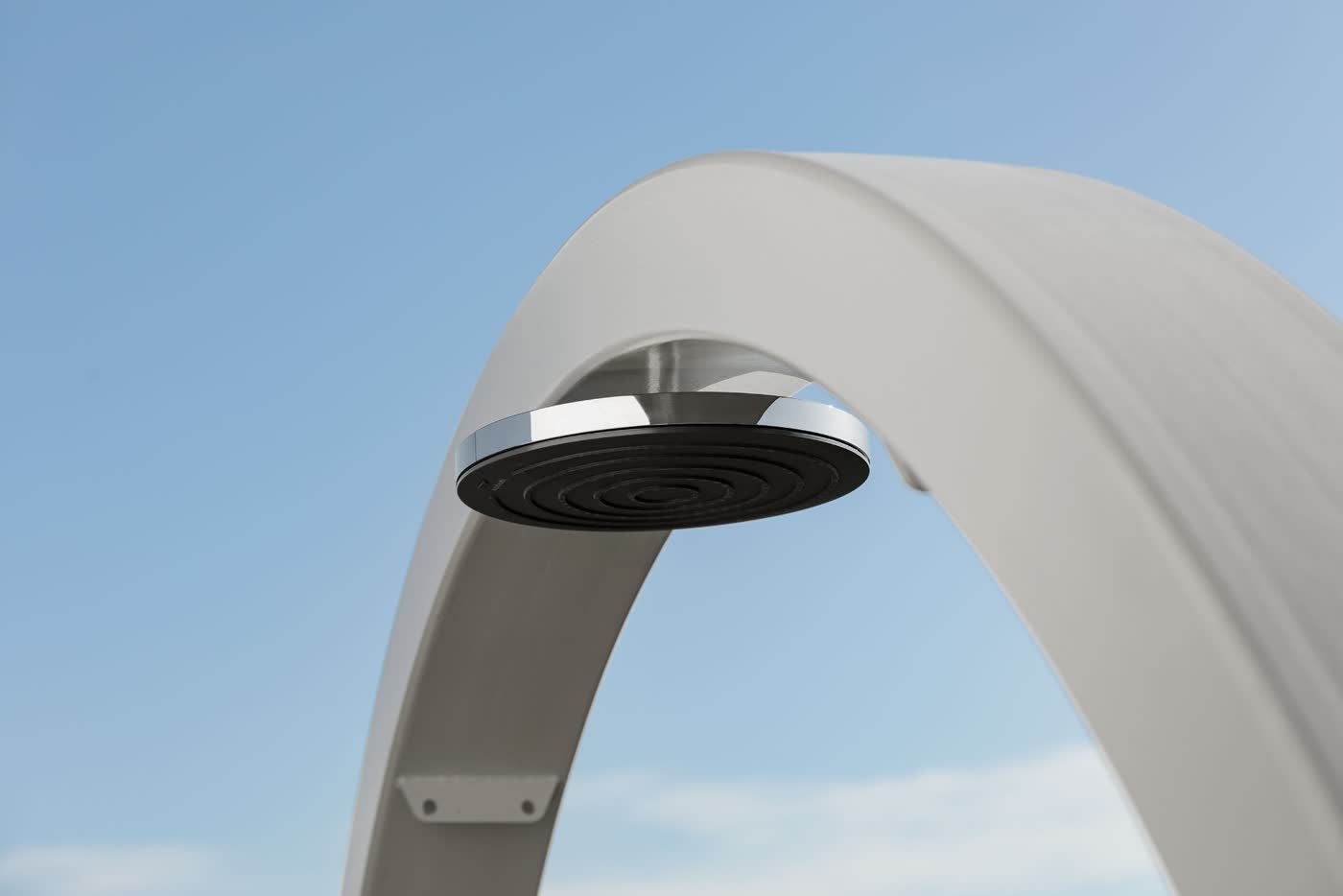 Detailaufnahme des oona circle Duschkopfs vor blauem Himmel