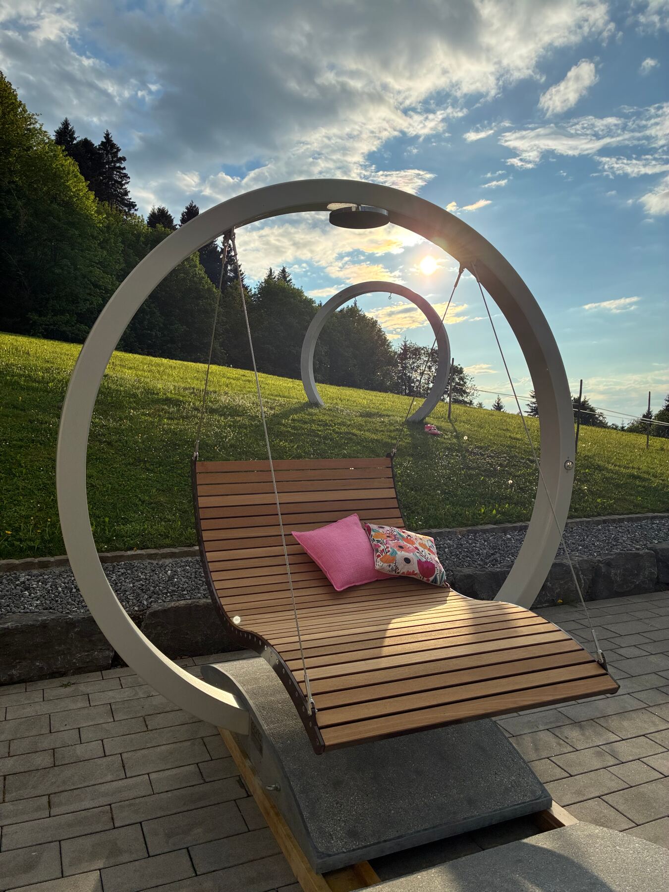 Oona Circle Schwebeliege im Abendlicht